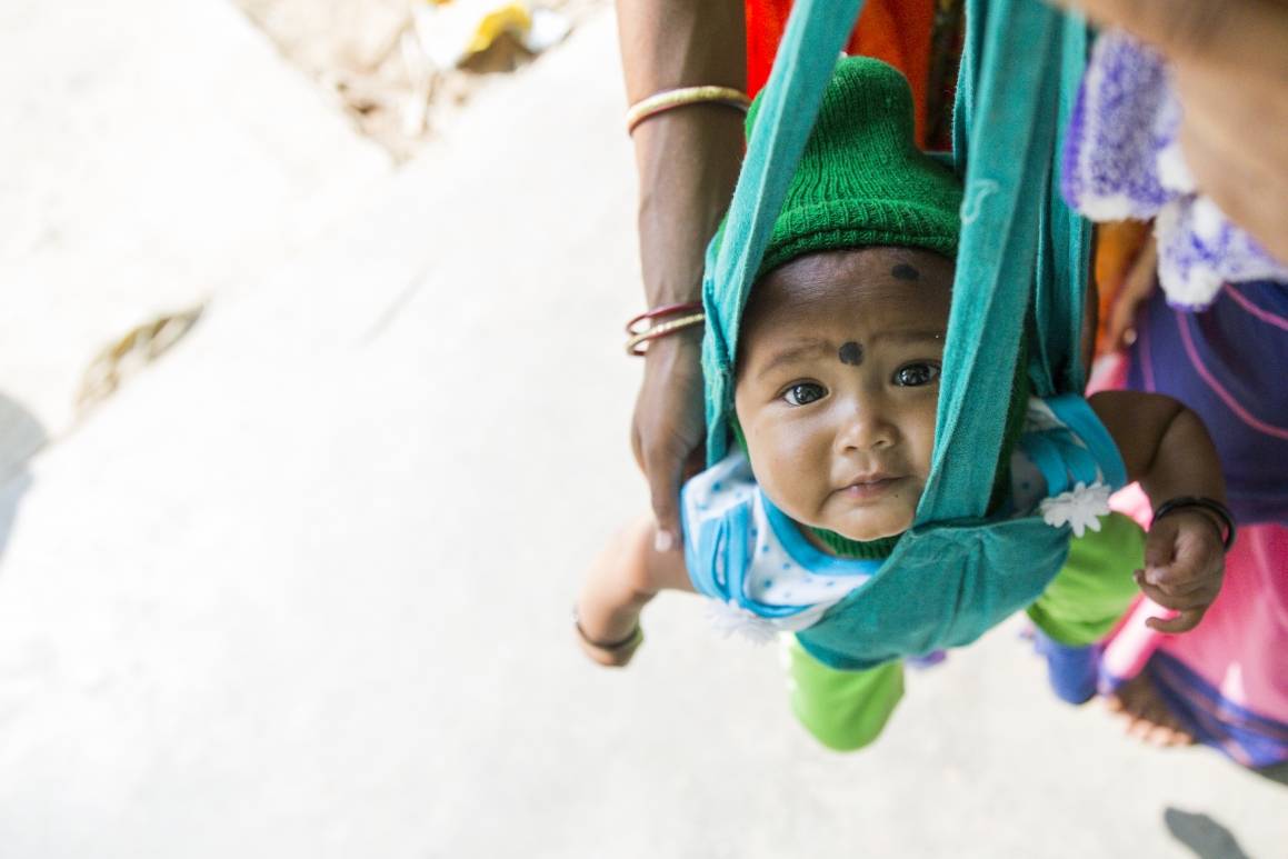 Jenter og gutter fortsetter å ha vilt forskjellige sjanser for å overleve basert på hvor de er født. 26 prosent av alle barn under fem år som mistet livet i 2021 bodde i Sør-Asia. Her blir en baby veid ved Anganwadi barnesenteret i landsbyen Gandhigram, som ligger i delstaten Jharkhand i India. Foto: UNICEF India/Prashanth Vishwanathan.
